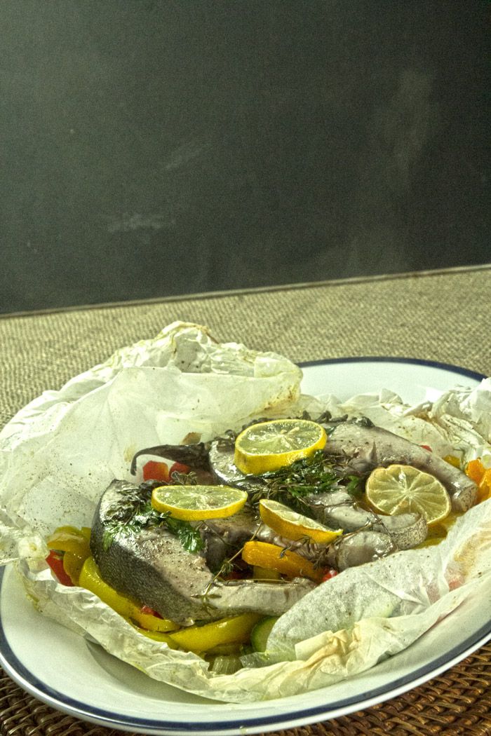 μαγιάτικο ψαρι σε λαδόκολλα με λαχανικά