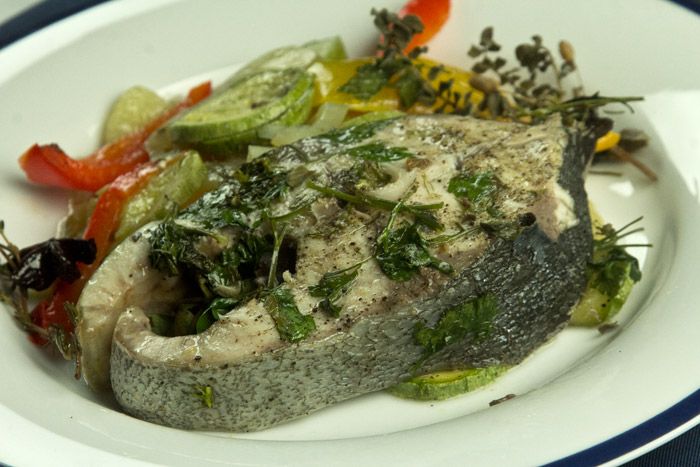 μαγιάτικο ψαρι σε λαδόκολλα με λαχανικά