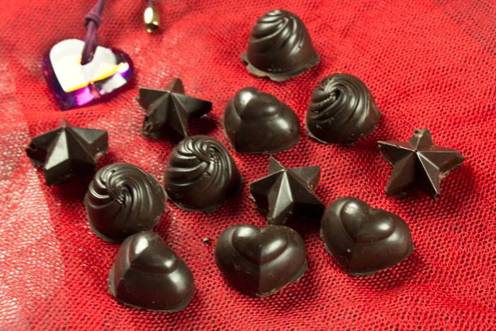 σοκολατάκια με στρωμένη σοκολάτα και γέμιση σοκολάτας λάιμ και τσίλι